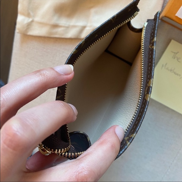 LV toiletry 15 - Picture 8 of 12